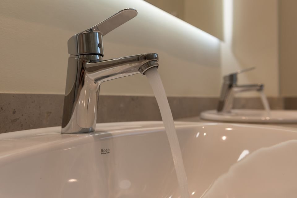 Detalle de grifería en el baño