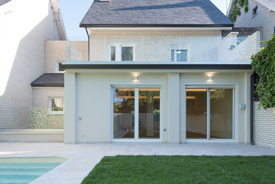 Piscina y porche con puertas correderas