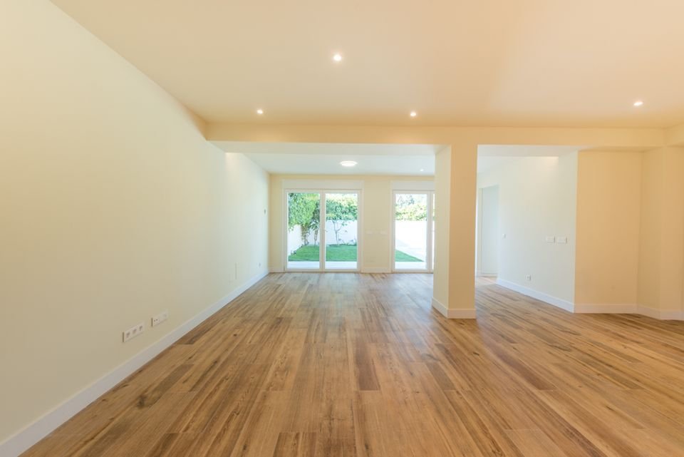 Salón con puertas correderas al jardín