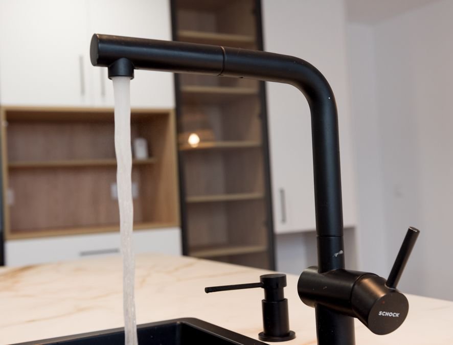 Detalle de grifería e isla en la cocina