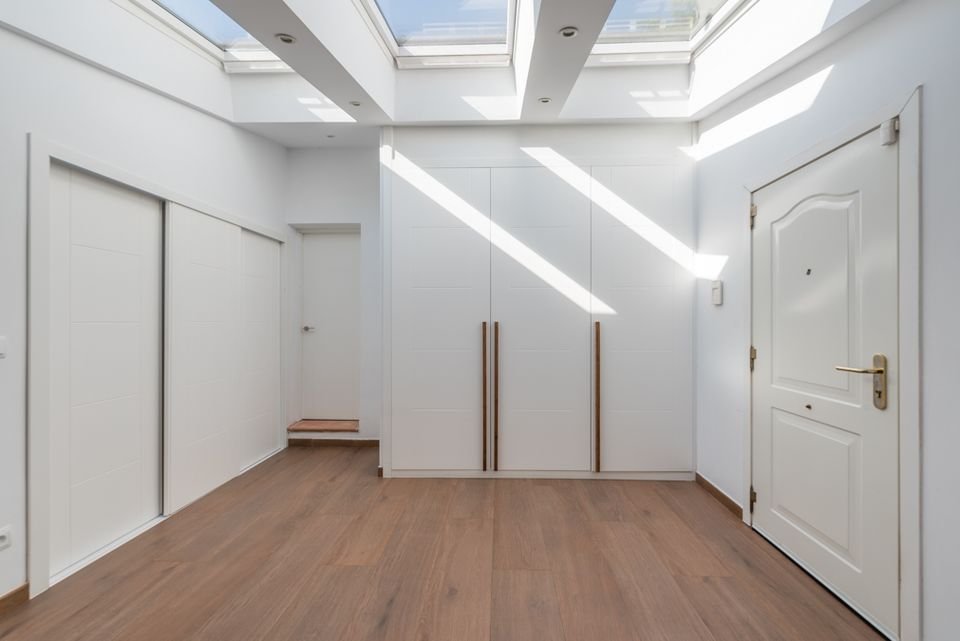 Entrada de servicio junto a la cocina, con tres velux