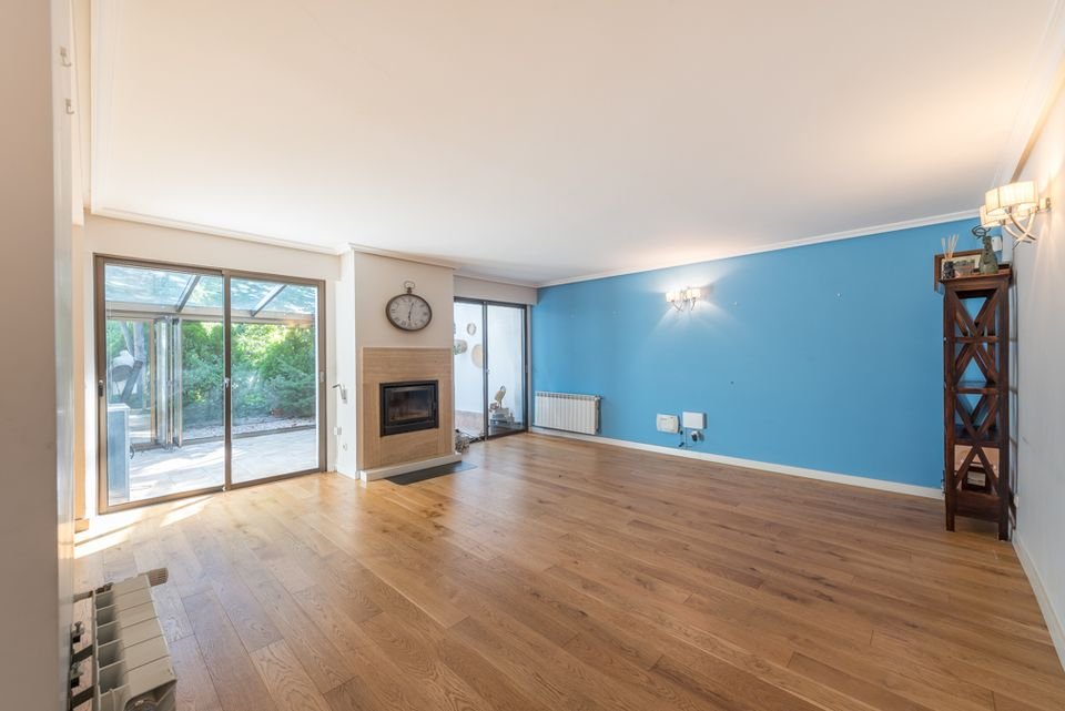 Salón con chimenea y acceso al jardín