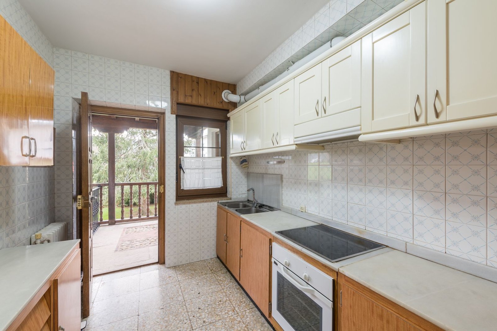 Cocina con acceso al porche