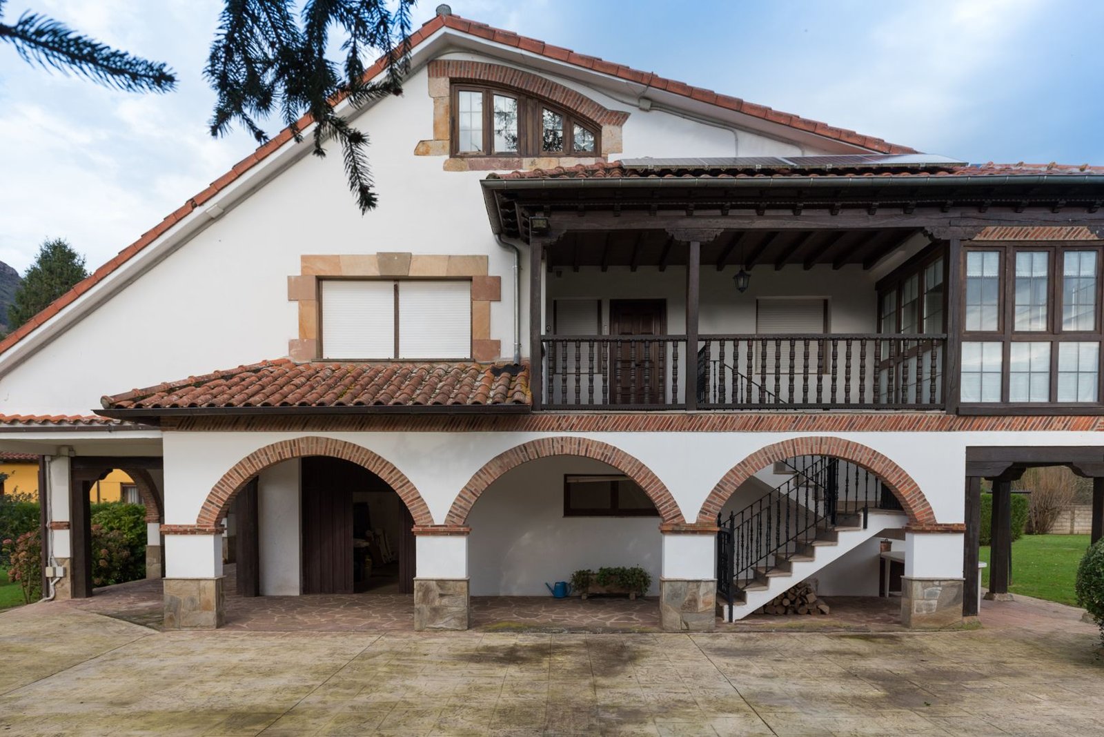 Fachada con arquería y solana