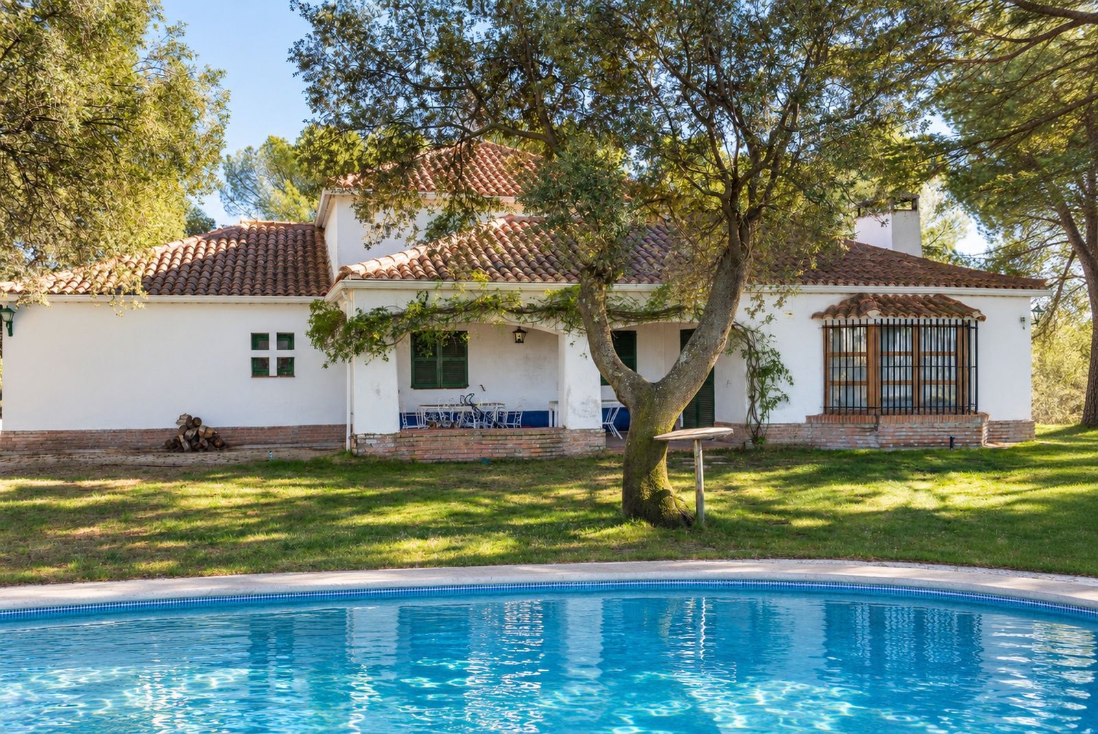 La casa y la piscina desde el jardín