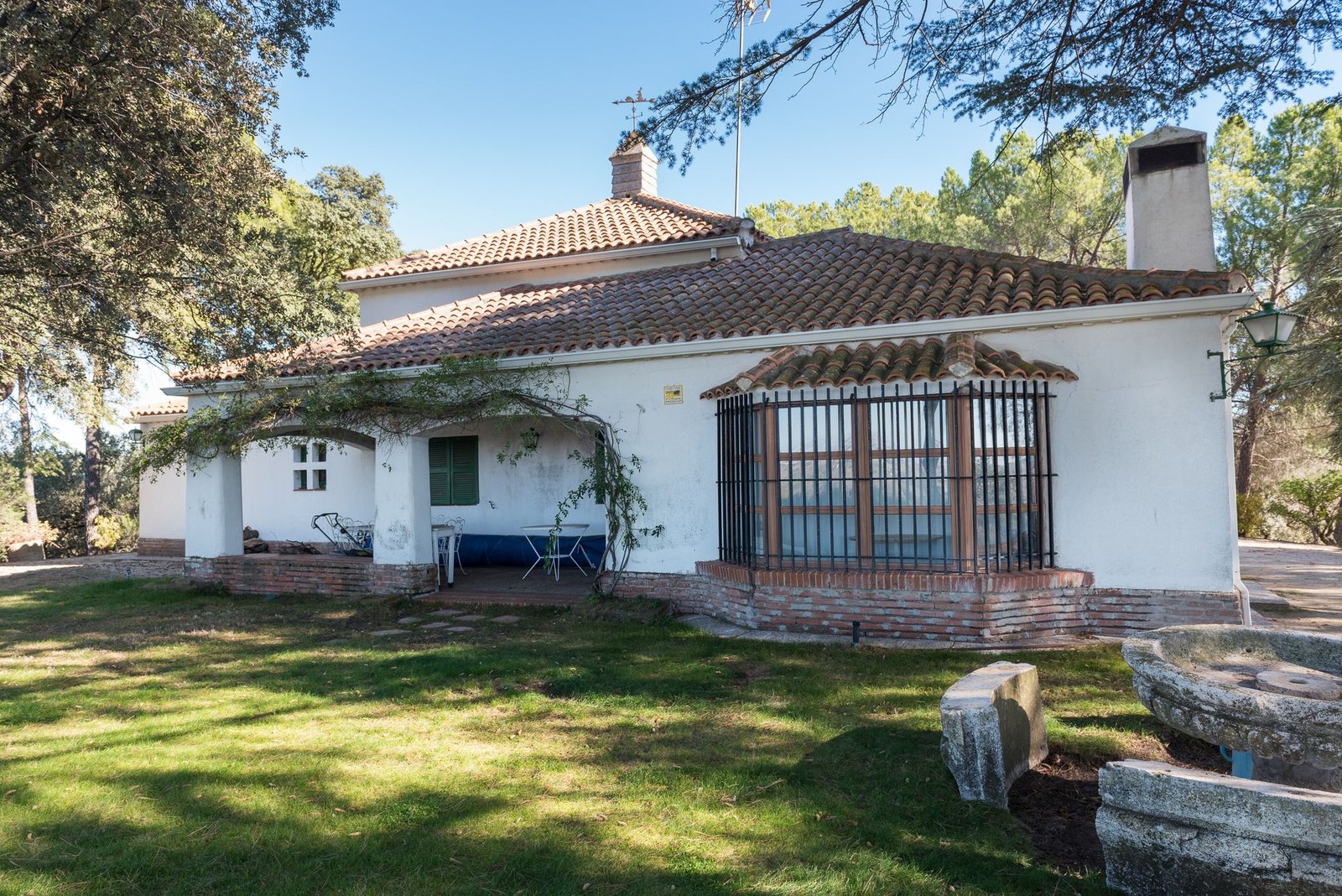 Fachada con el porche y el mirador del salón