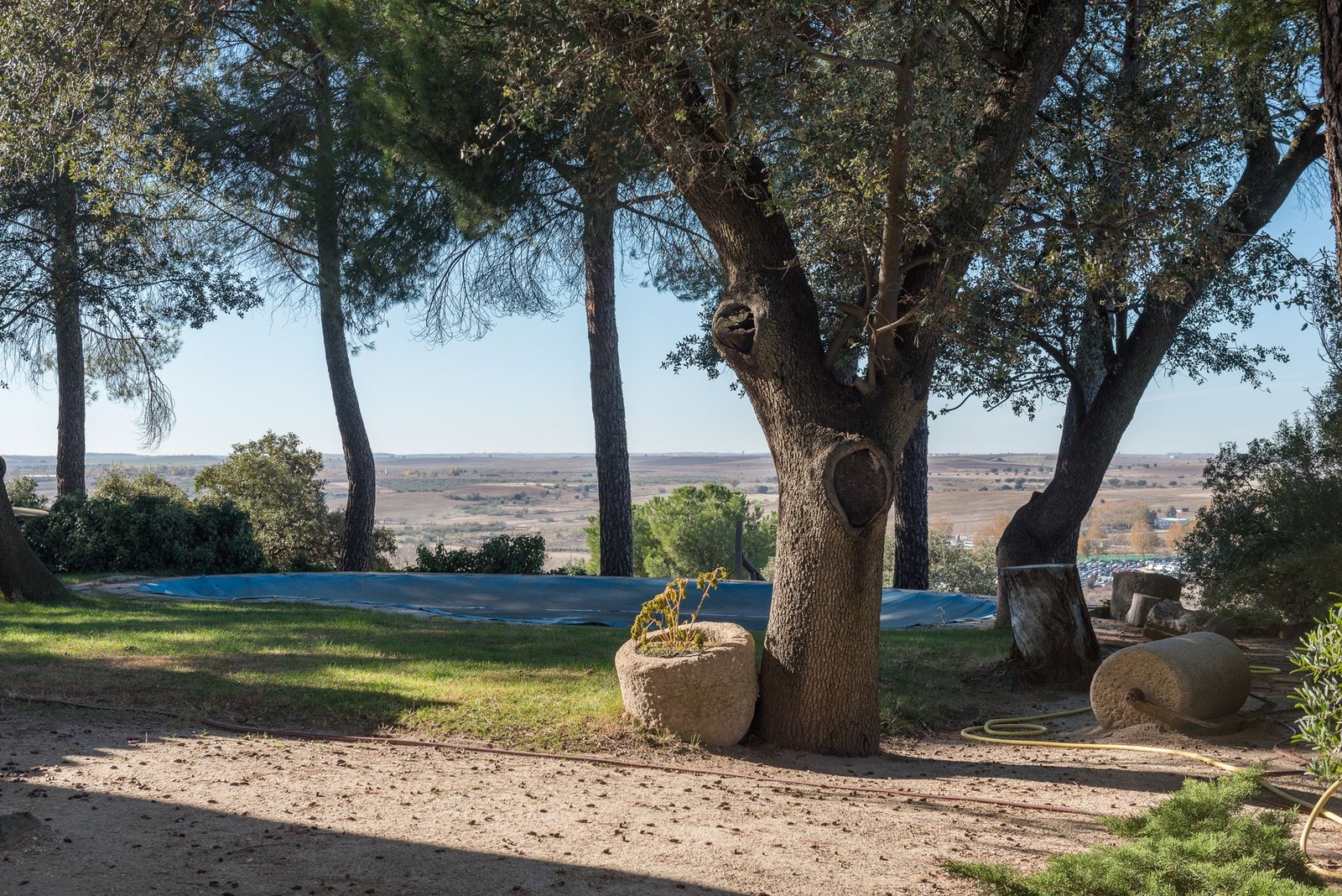 Jardín con la piscina y el horizonte