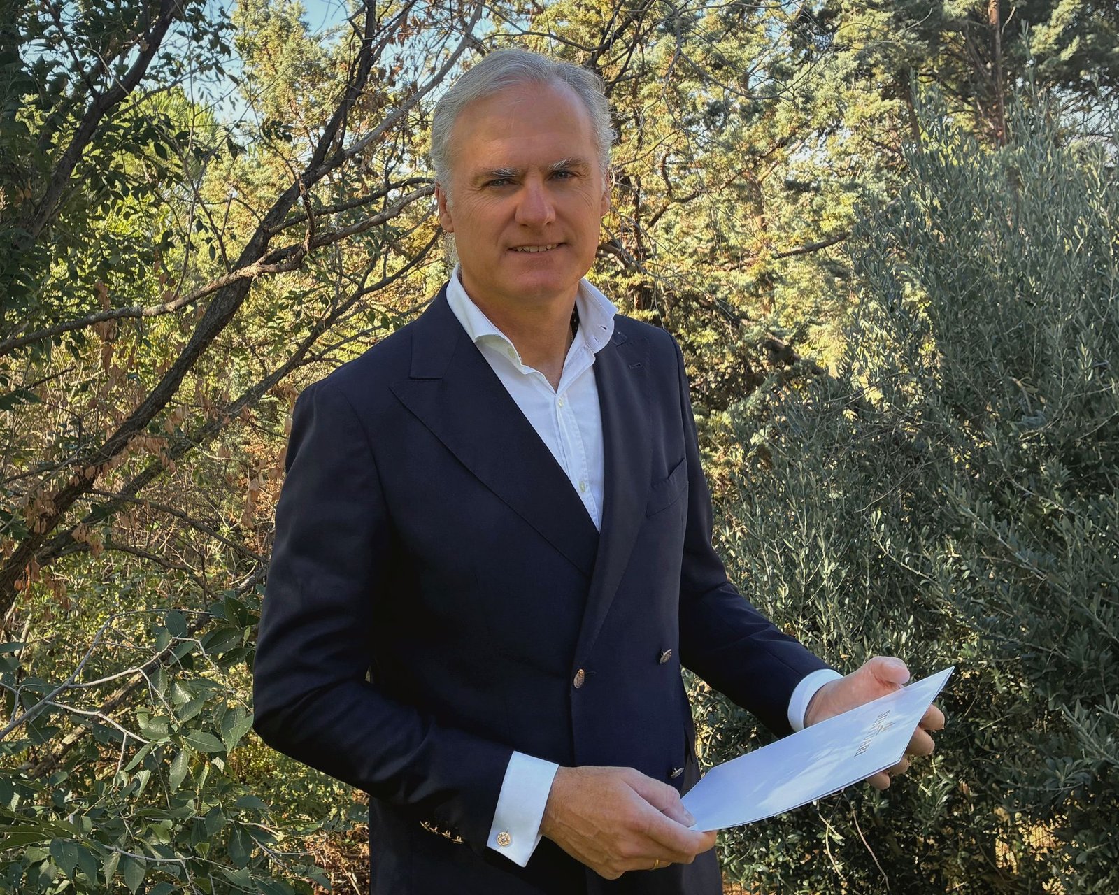 Javier Guimón, fundador de SUNTUARI, en un jardín con olivos