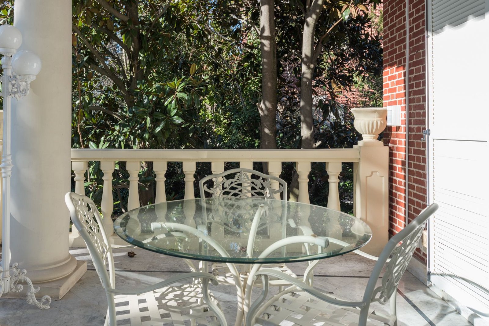 Terraza con balaustrada abierta al jardín