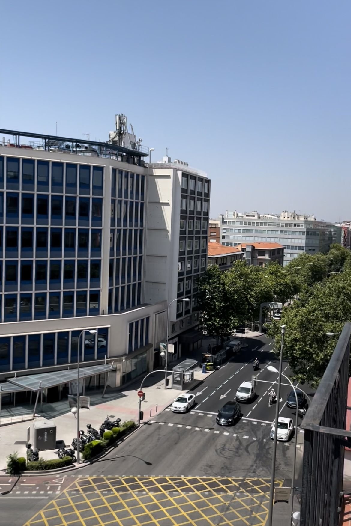 La calle vista desde el balcón de la sexta planta