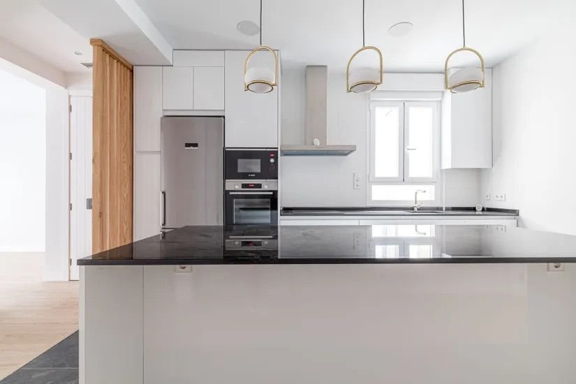 Cocina en blanco con encimera de granito negro
