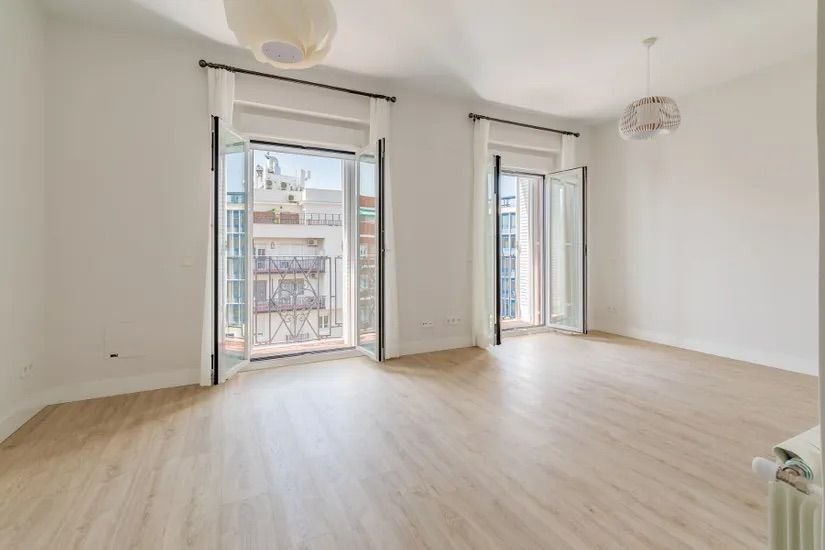 Salón con los dos balcones abiertos a la calle