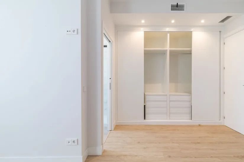 Vestidor iluminado del dormitorio principal